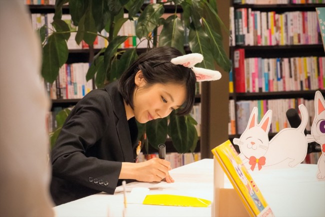 写真）松本穂香が子猫とたわむれる『あの頃、君を追いかけた