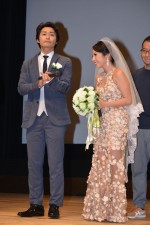 映画『愛しのアイリーン』完成披露試写会に出席した（左から）安田顕とナッツ・シトイ