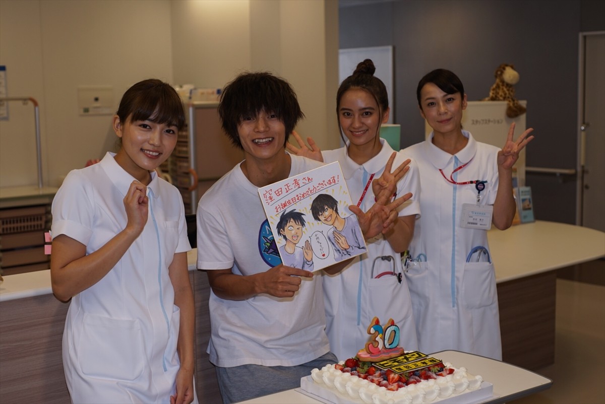 窪田正孝30歳の誕生日、撮影では川口春奈から「愛のムチを頂いてます」