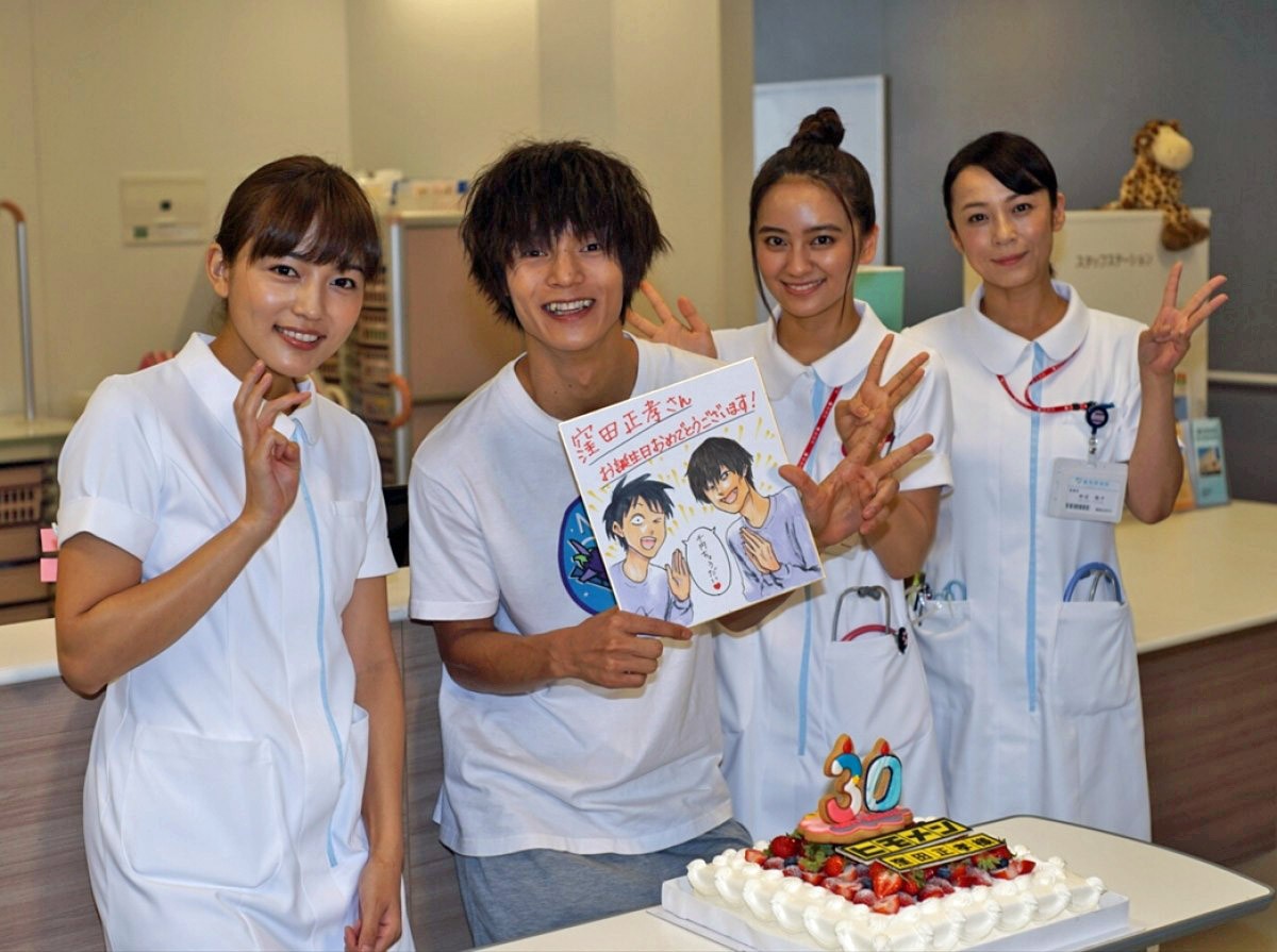 窪田正孝30歳の誕生日、撮影では川口春奈から「愛のムチを頂いてます」