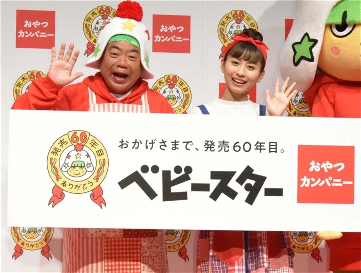 「ベビースターラーメン60年目 新CM&スペシャルアンバサダー発表会」に出席した(左から)出川哲朗、ロン・モンロウ