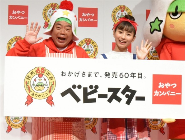 「ベビースターラーメン60年目 新CM&スペシャルアンバサダー発表会」に出席した(左から)出川哲朗、ロン・モンロウ