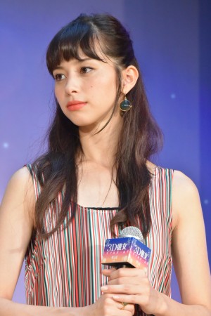 映画『3D彼女　リアルガール』ジャパンプレミア・カーペットイベントに登場した中条あやみ