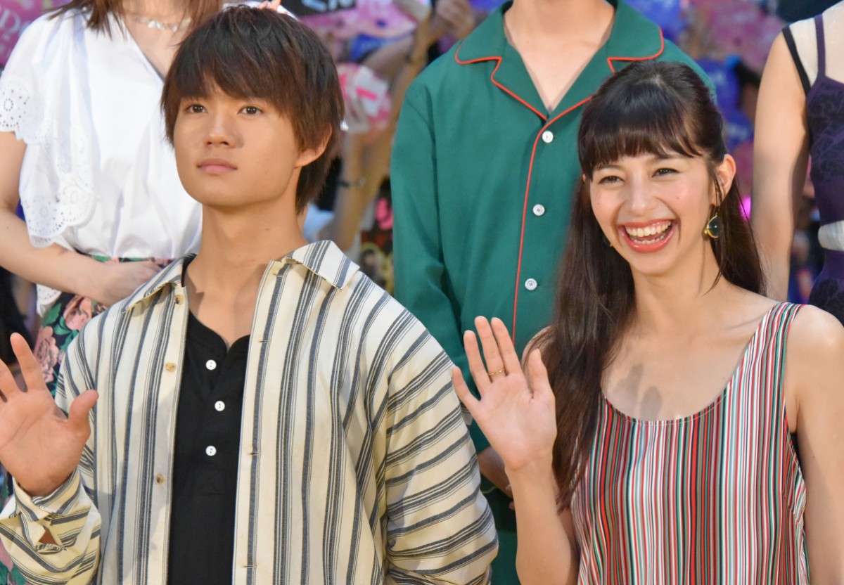 （左から）映画『3D彼女　リアルガール』ジャパンプレミア・カーペットイベントに登場した佐野勇斗、中条あやみ