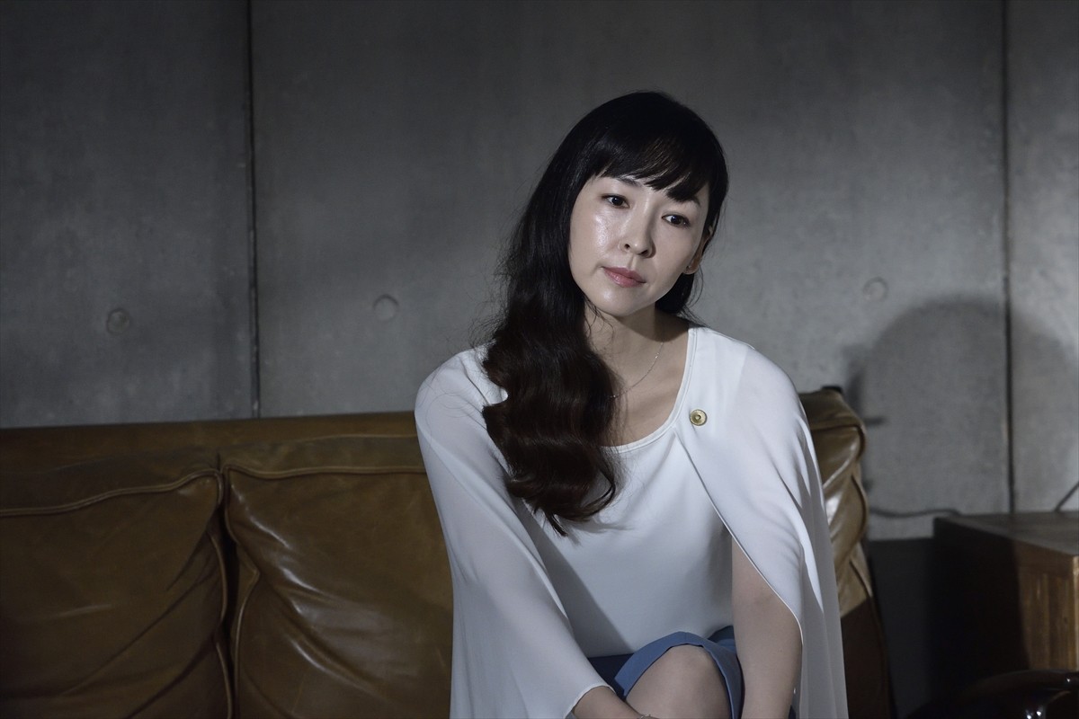 今夜『dele』2人の元へデータと花を女性に届けてほしいとの依頼が