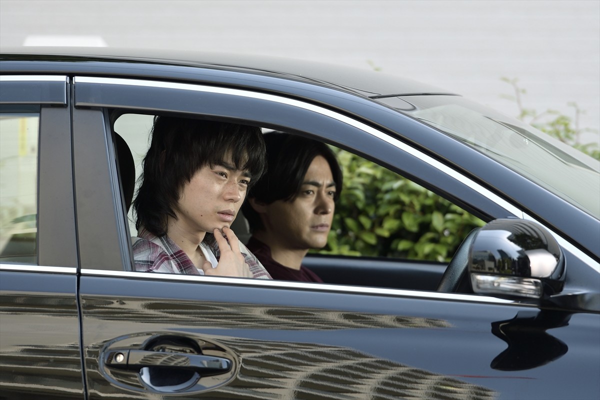 今夜『dele』2人の元へデータと花を女性に届けてほしいとの依頼が