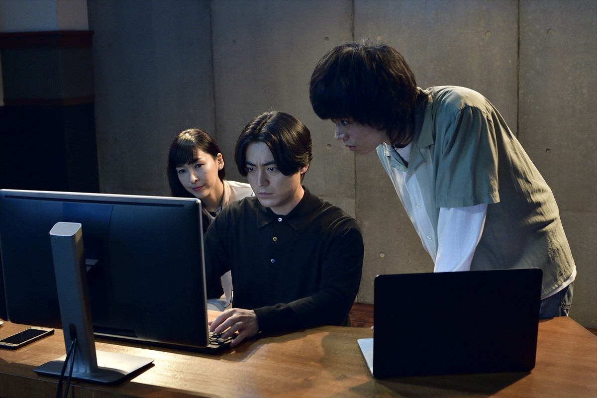今夜『dele』2人の元へデータと花を女性に届けてほしいとの依頼が