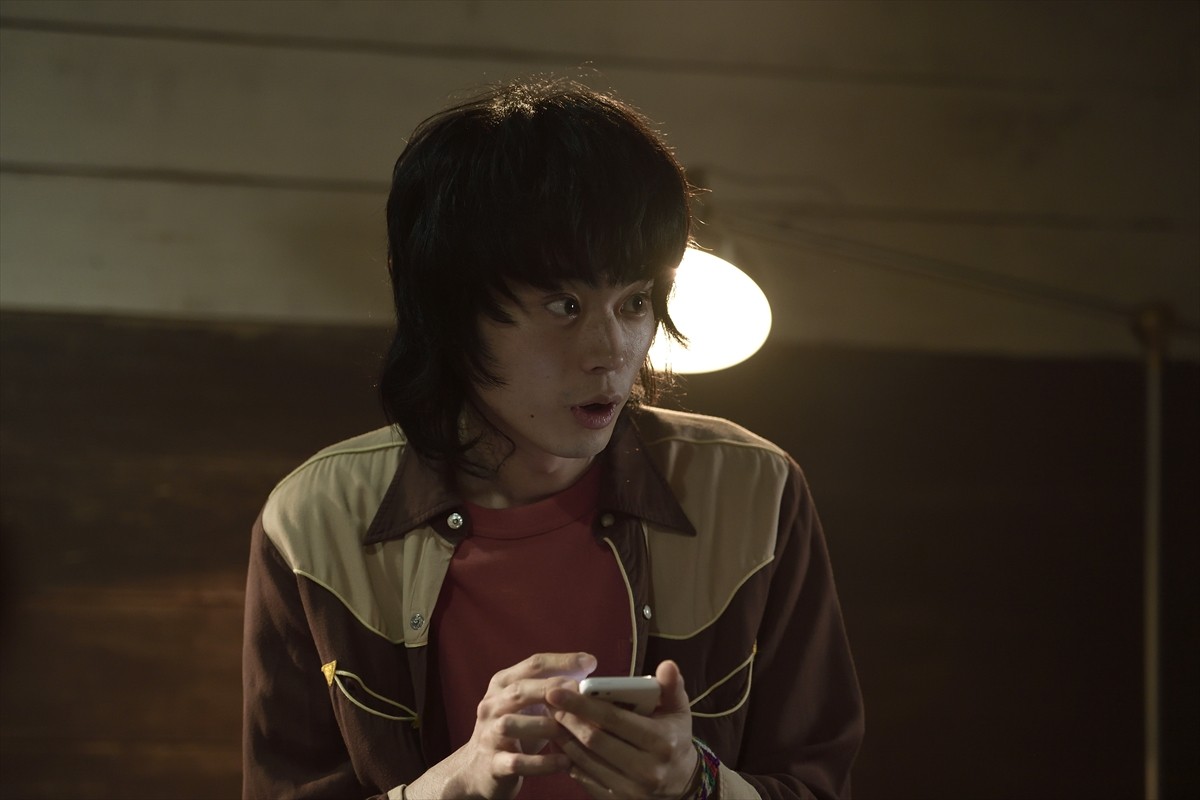 今夜『dele』2人の元へデータと花を女性に届けてほしいとの依頼が