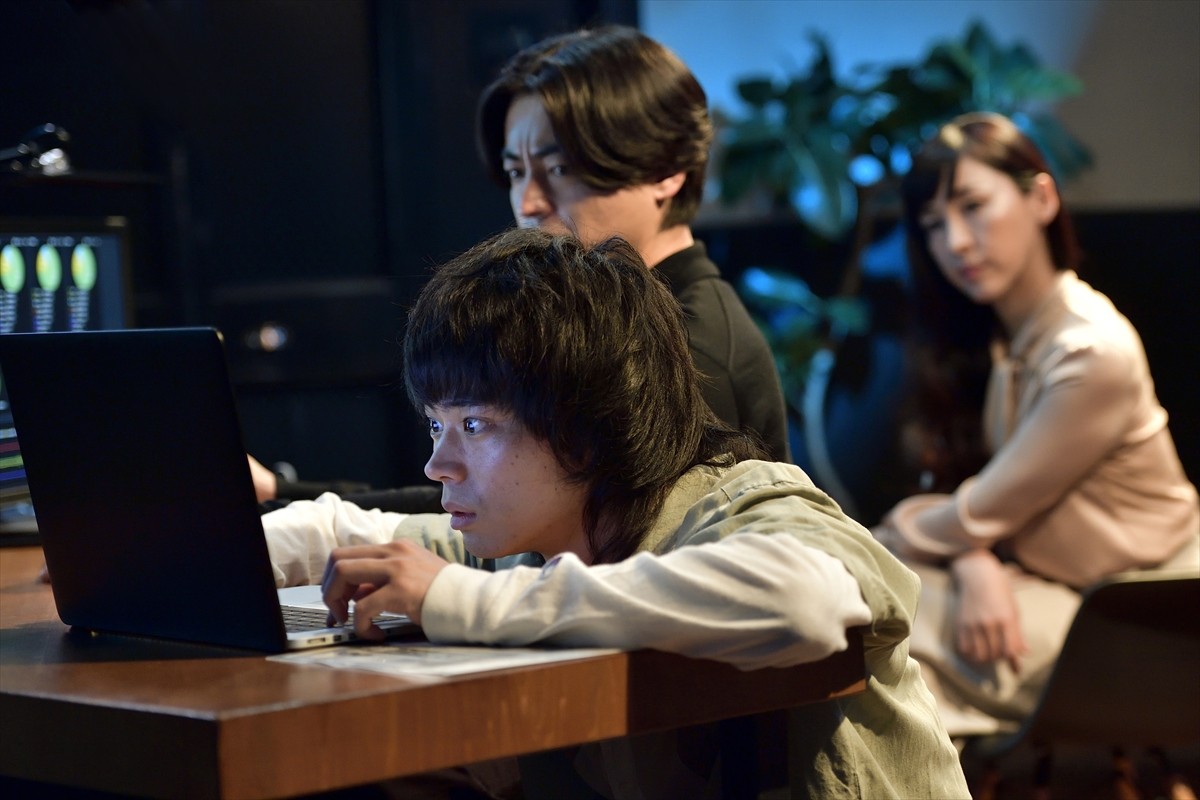 今夜『dele』2人の元へデータと花を女性に届けてほしいとの依頼が