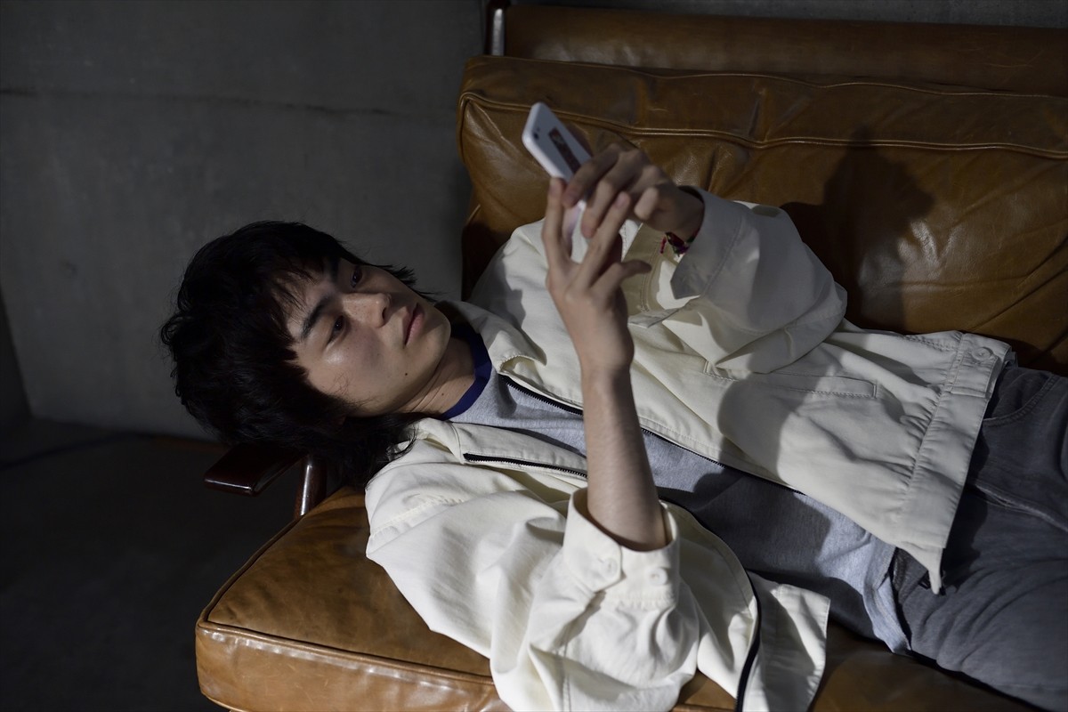 今夜『dele』2人の元へデータと花を女性に届けてほしいとの依頼が