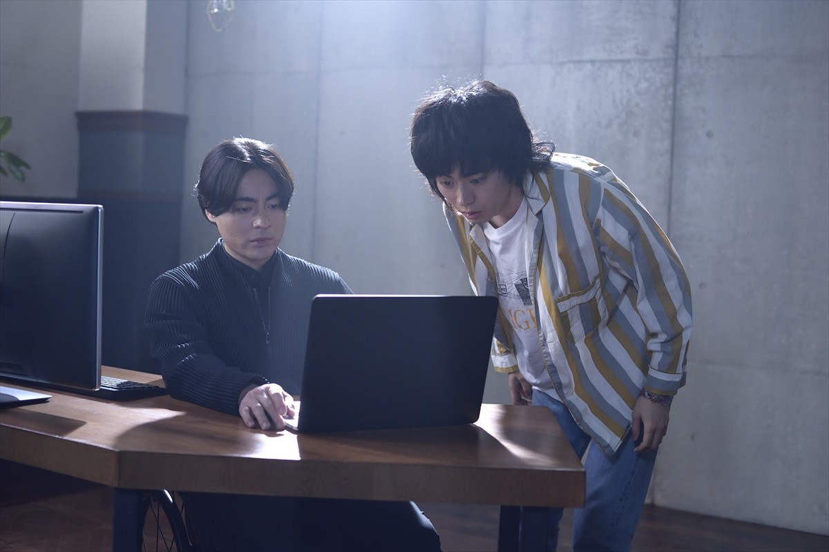 今夜『dele』2人の元へデータと花を女性に届けてほしいとの依頼が