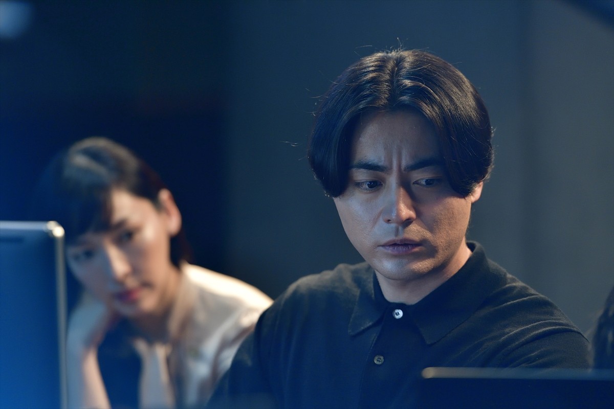 今夜『dele』2人の元へデータと花を女性に届けてほしいとの依頼が