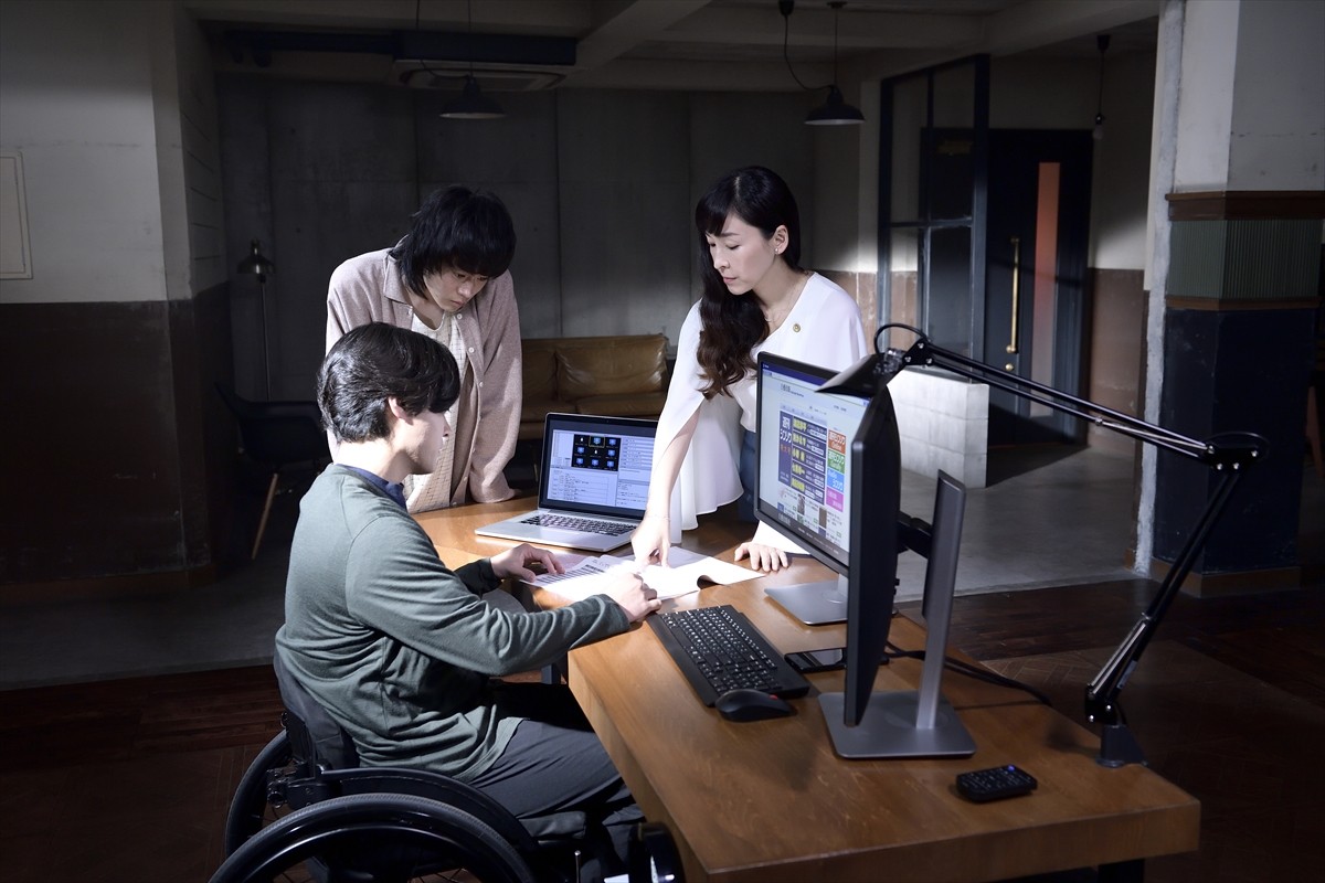 今夜『dele』2人の元へデータと花を女性に届けてほしいとの依頼が