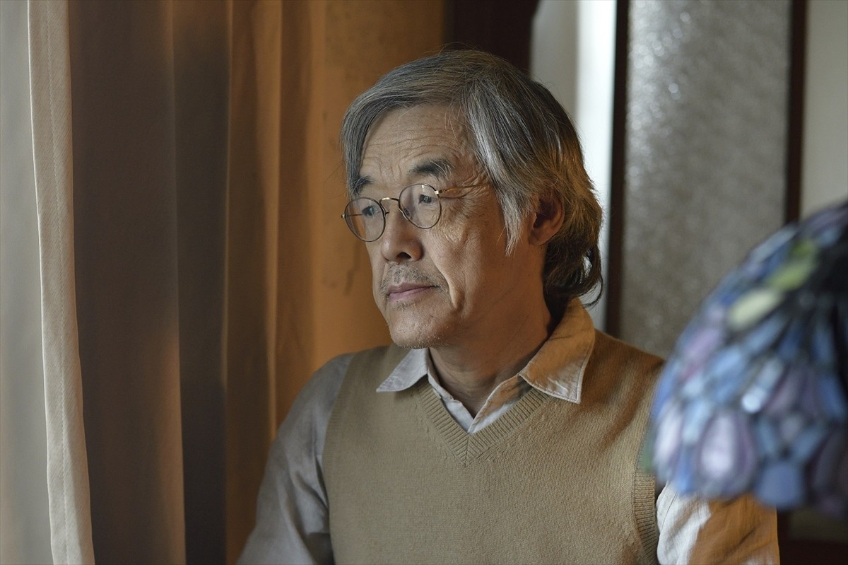 今夜『dele』2人の元へデータと花を女性に届けてほしいとの依頼が