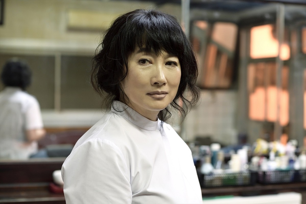 今夜『dele』2人の元へデータと花を女性に届けてほしいとの依頼が