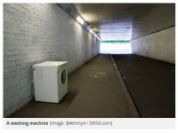 不法投棄？ それともアート？　※海外メディア「MirrorOnline」のスクリーンショット