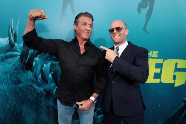 ジェイソン・ステイサム(右)主演『MEG ザ・モンスター』LAプレミアに登場したシルヴェスター・スタローン(左)