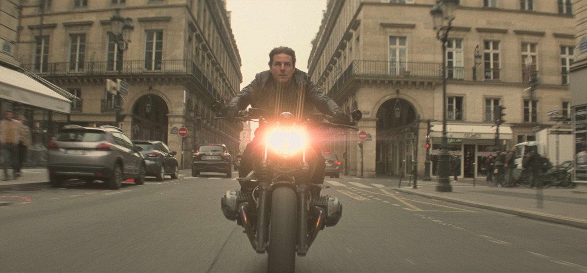 美しいパリの街をフルスピードで爆走！『M：I』話題の“バイクアクション”映像到着
