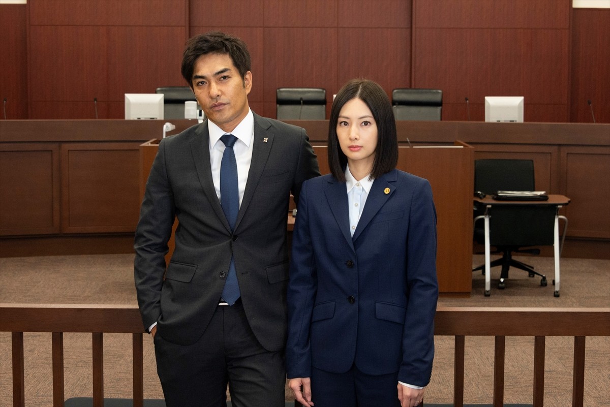 ドラマスペシャル『指定弁護士』に出演する（左から）北村一輝と北川景子
