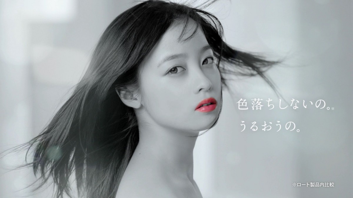 橋本環奈、美デコルテ解禁の新CM公開　19歳の色気漂う初写真展も