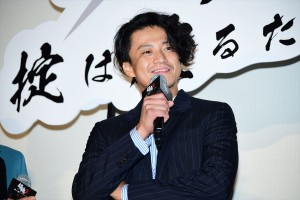 『銀魂2 掟は破るためにこそある』初日舞台挨拶に登壇した小栗旬