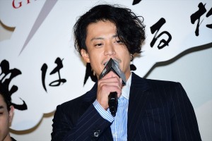 『銀魂2 掟は破るためにこそある』初日舞台挨拶に登壇した小栗旬