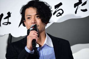 『銀魂2 掟は破るためにこそある』初日舞台挨拶に登壇した小栗旬