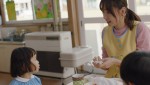 新垣結衣が出演するクリネックス新CM「クリネックス 新垣先生と園児たち ～お昼ごはん～」篇（15秒）より