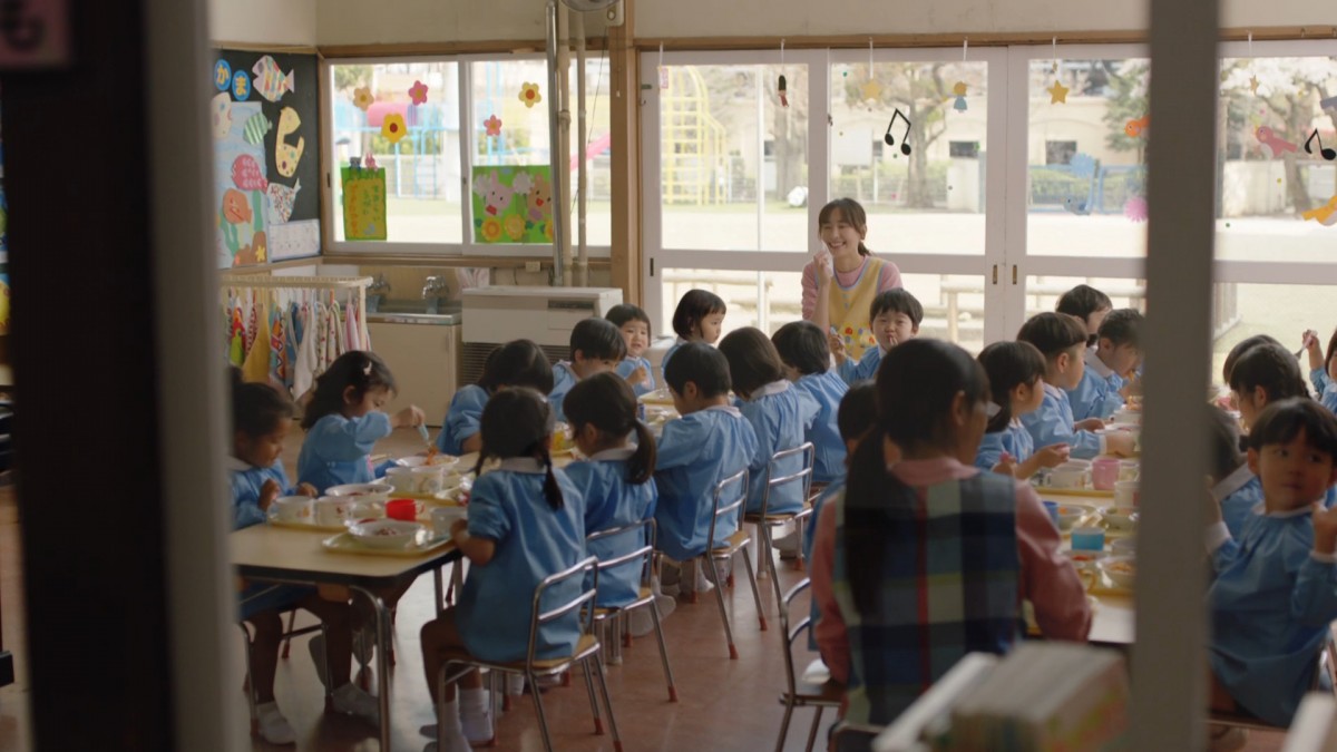 幼稚園の新垣結衣先生、新CMで園児とほのぼのランチタイム