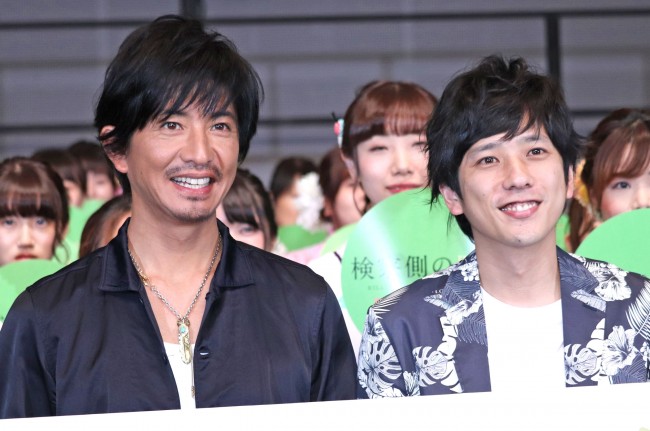 （左から）『検察側の罪人』公開直前 夏の納涼試写会に登場した木村拓哉、二宮和也