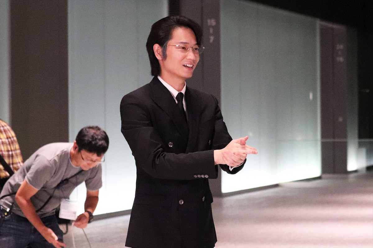 綾野剛、主演ドラマ『ハゲタカ』撮影終了に「こんな経験は初めて」