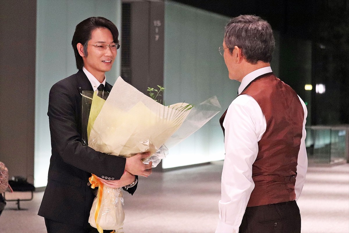 綾野剛、主演ドラマ『ハゲタカ』撮影終了に「こんな経験は初めて」