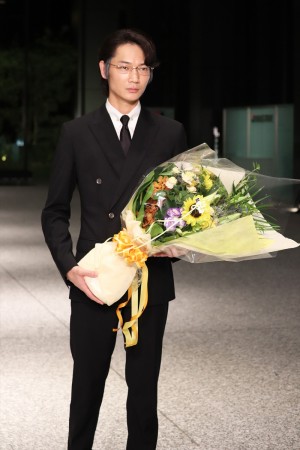 主演ドラマ『ハゲタカ』のクランクアップを迎えた綾野剛