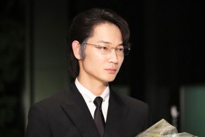 主演ドラマ『ハゲタカ』のクランクアップを迎えた綾野剛