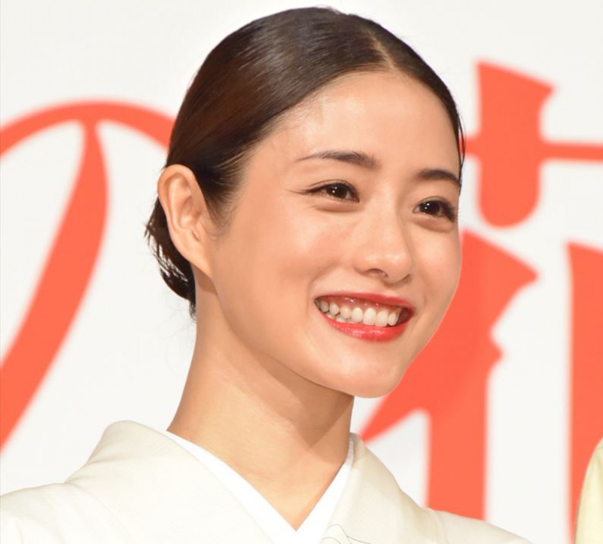 石原さとみがスイカ割り!