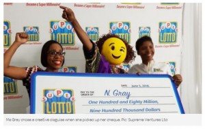 【写真】シュール！そしてシビア…ロト当選者が絵文字の仮面で出席した理由　ジャマイカ