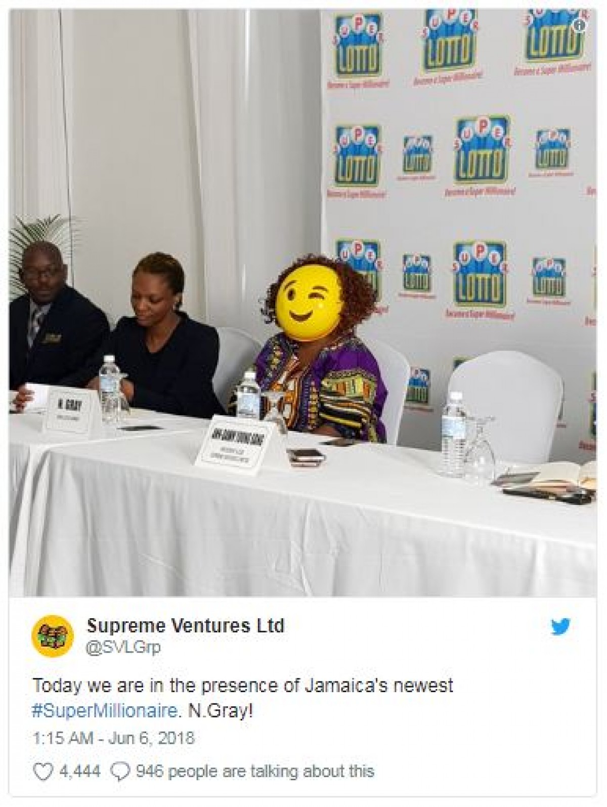 シュール！そしてシビア…ロト当選者が絵文字の仮面で出席　ジャマイカ