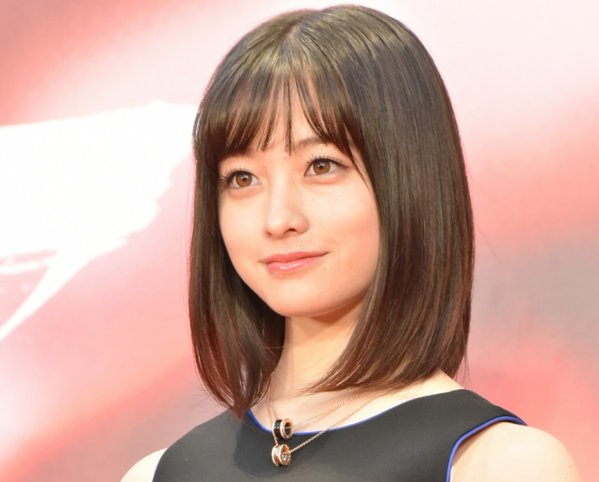 橋本環奈の“美しい背中”があらわ 「色っぽい」「大人の美」の声