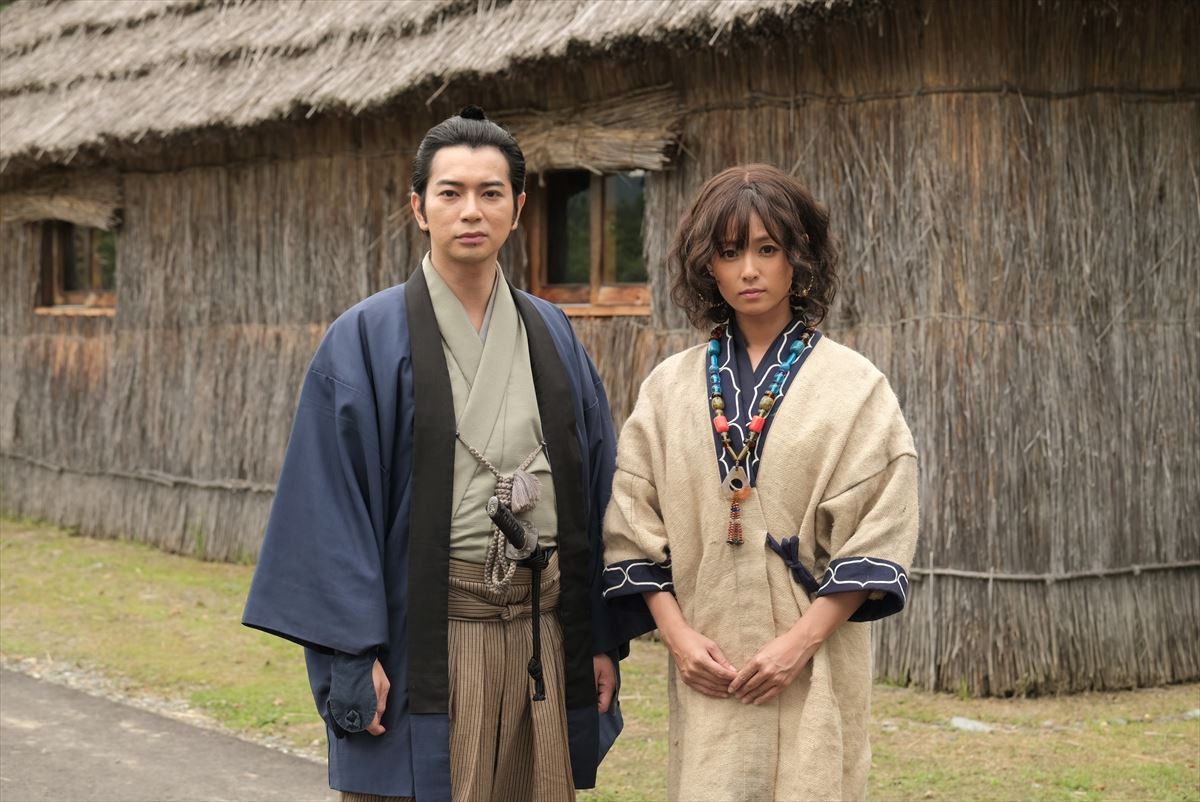 (左から)松本潤、深田恭子