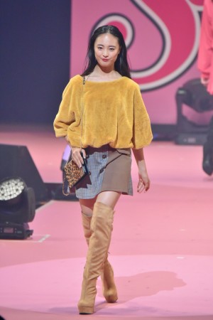 第22回「Seventeen夏の学園祭2018」に登場した大友花恋