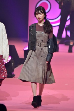 第22回「Seventeen夏の学園祭2018」に登場した岡本夏美