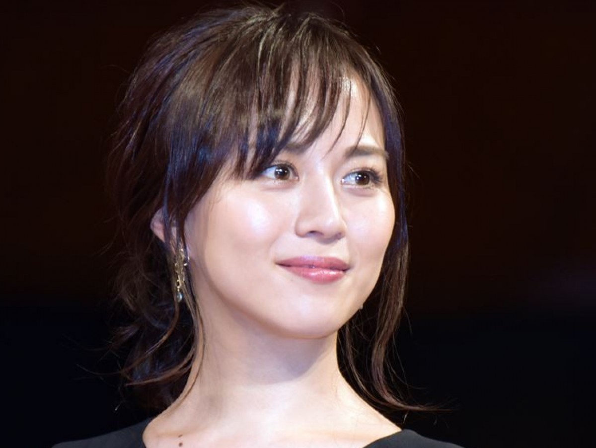 比嘉愛未、好物の寿司に“ウットリ顔” 「好きすぎて鼻から吸えそう」