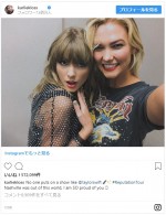 テイラー・スウィフトとの仲良し2ショットを披露　※「カーリー・クロス」インスタグラム