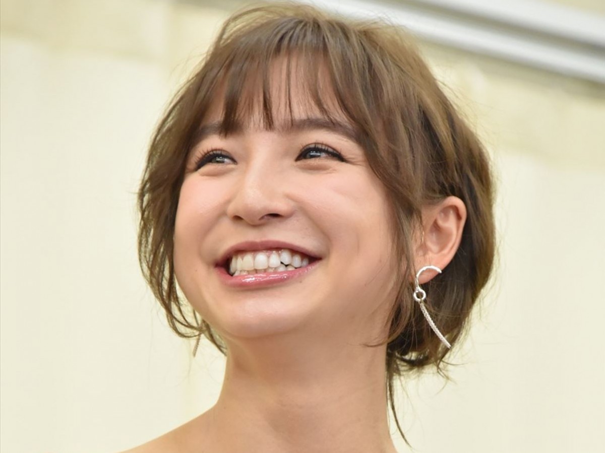 篠田麻里子　ベッドでの『後妻業』オフショットにファン「それ反則」