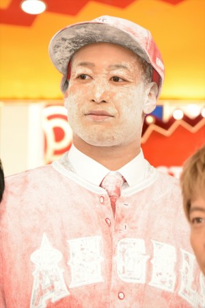 TBS特番『魂のドッキリ映像SP　EXILE史上最悪の1日』収録後囲み取材にて、粉まみれの関口メンディー