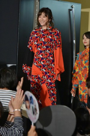 『SUNNY 強い気持ち・強い愛』公開初日舞台挨拶に登壇した篠原涼子