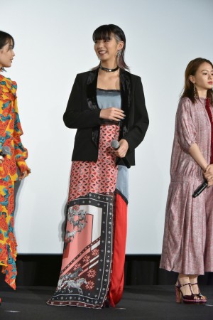 『SUNNY 強い気持ち・強い愛』公開初日舞台挨拶に登壇した池田エライザ