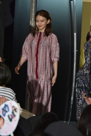 『SUNNY 強い気持ち・強い愛』公開初日舞台挨拶に登壇した山本舞香