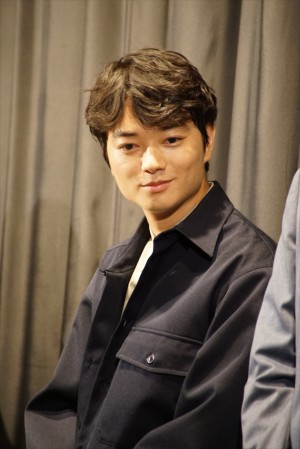 『きみの鳥はうたえる』初日舞台挨拶に登場した染谷将太