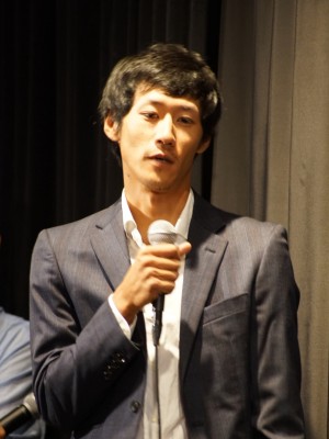 『きみの鳥はうたえる』初日舞台挨拶に登場した柴田貴哉